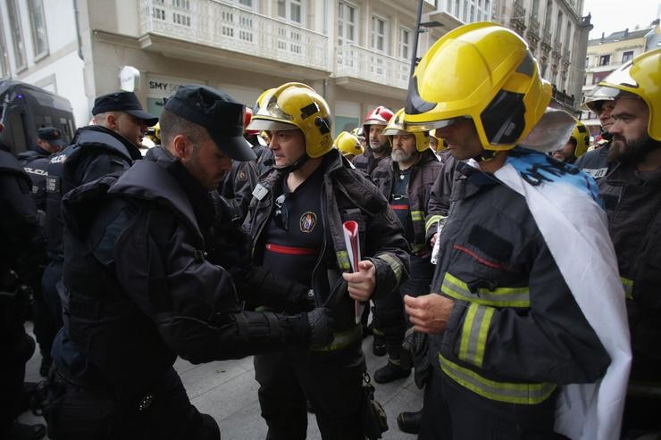 Policías Nacionais e bombeiros se entrentan durante unha protesta, fronte á Deputación de Lugo, a 31 de outubro de 2023, en Lugo, Galicia (España). O comité de folga que representa ao colectivo en Galicia, integrado polos sindicatos UGT, CCOO, CIG / Carlos Castro - Arquivo