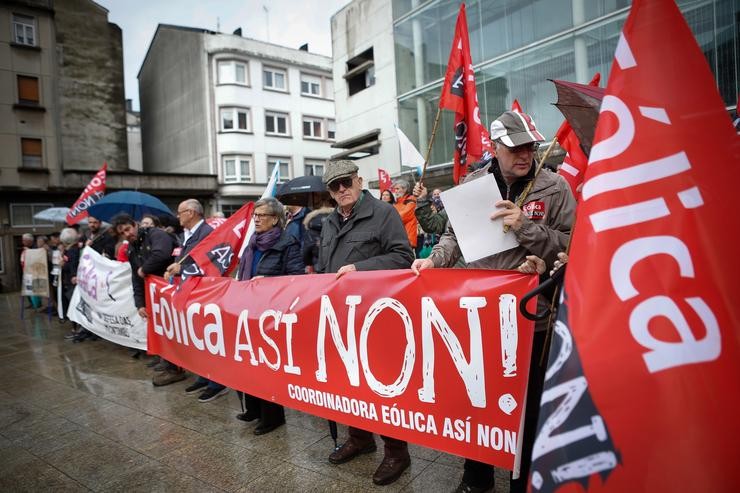 Varias persoas durante unha concentración en defensa da montaña, fronte ao edificio da Xunta, a 10 de decembro de 2023, en Lugo / Carlos Castro