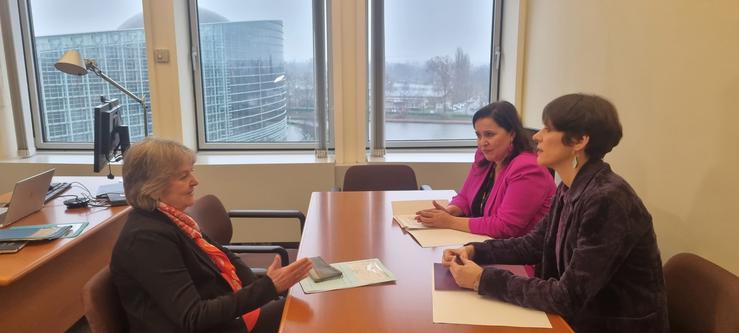 A portavoz nacional do BNG, Ana Pontón, xunto coa eurodeputada Ana Miranda e a comisaria de Cohesión, Elisa Ferreira, nunha das reunións en Estrasburgo / BNG