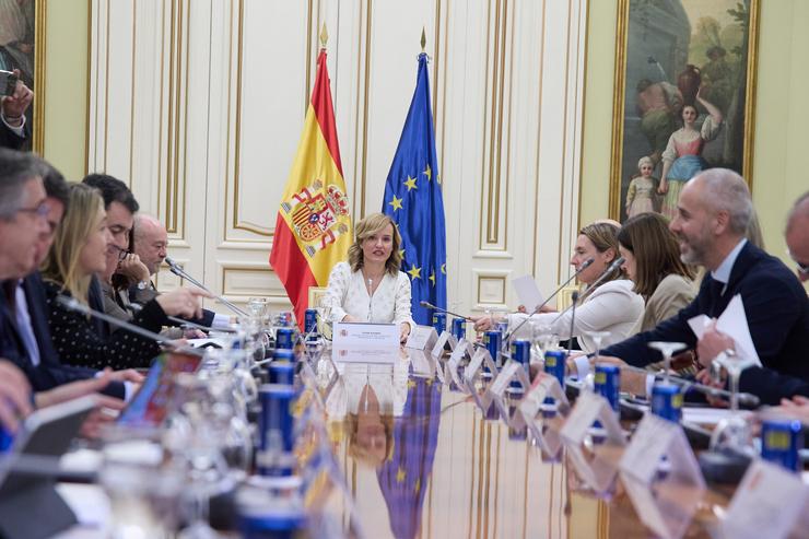 A ministra de Educación, Formación Profesional e Deportes, Pilar Alegría (c), preside a Conferencia Sectorial de Educación, na sede do Ministerio, a 13 de decembro de 2023, en Madrid (España). A Conferencia Sectorial de Educación reúnese hoxe por. Jesús Hellín - Europa Press / Europa Press