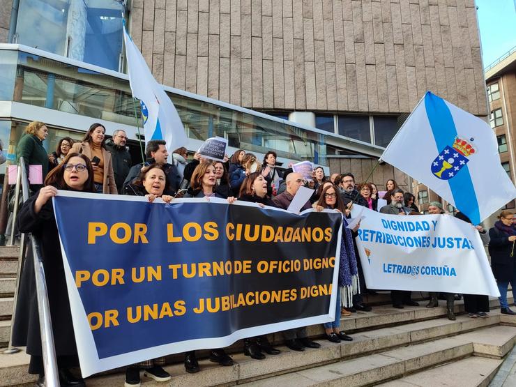 Protesta de avogados e procuradores da quenda de oficio. SINDICATO DE AVOGADOS VENIA