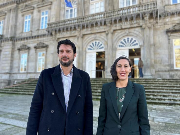 Os deputados provinciais do PSdeG en Pontevedra, Javier Mougán e Ana Laura Iglesias, fronte ao Pazo Provincial / PSDEG-PSOE PONTEVEDRA - Arquivo