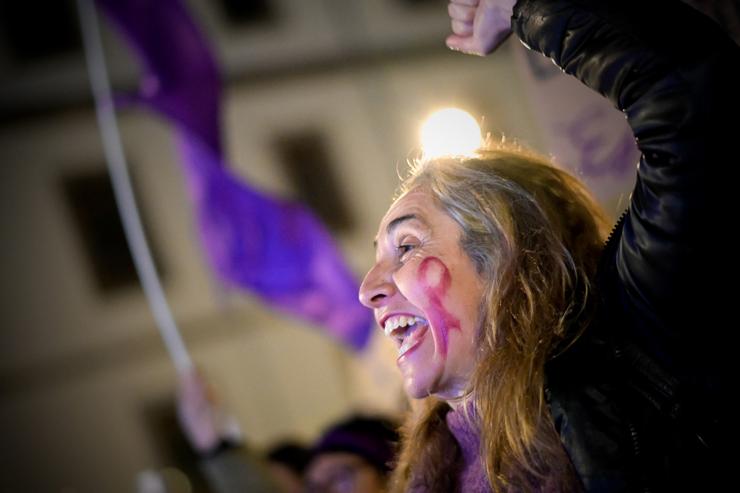 Unha muller durante unha manifestación convocada por Plataforma Feminista Galega e Marcha Mundial dás Mulleres, polo 8M, Día Internacional da Muller, a 8 de marzo de marzo de 2023. M. Dylan - Europa Press - Arquivo