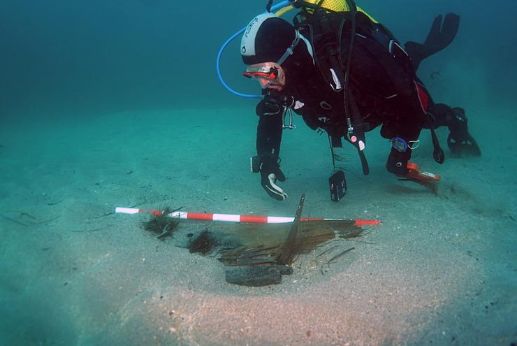 Un submarinista inspecciona uns restos de patrimonio submarino subacuático localizados nos fondos da ría de Ribadeo (Lugo). CEDIDA (DAVID FERNÁNDEZ ABELLA) 