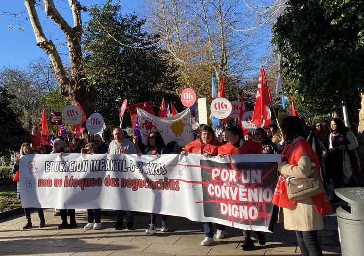 As traballadoras das escolas infantís de Santiago de Compostela manifestándose por un convenio e uns salarios dignos.. NIV / Europa Press