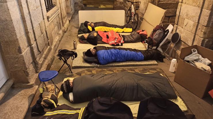 Bombeiros comarcais dormen fronte á sede da Xunta na Praza do Obradoiro, en Santiago de Compostela.. BOMBEIROS COMARCAIS / Europa Press
