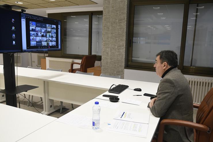 O conselleiro de Cultura, Educación, FP e Universidade, Román Rodríguez, mantén unha reunión por videoconferencia con directores de centros de FP / XUNTA