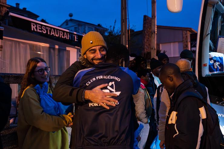 Migrantes procedentes de Canarias deixan o hotel Baixamar para partir ao campamento de Accem. ELENA FERNÁNDEZ - EUROPA PRESS 