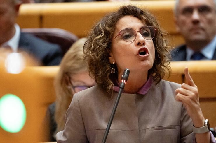 A vicepresidenta cuarta e ministra de Facenda e Función Pública, María Jesús Montero, intervén durante unha sesión plenaria, no Senado, a 12 de decembro de 2023, en Madrid (España). Tras o Pleno do Congreso onde se realizou o primeiro debate. Diego Radamés - Europa Press / Europa Press