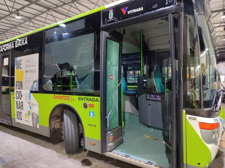 Bus da liña 7 de Vitrasa (Vigo), danado por impacto de obxectos lanzados o 19 de decembro de 2023 / VITRASA - Arquivo