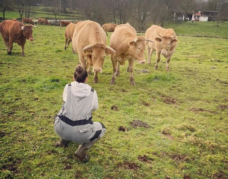 Lucía Casal coas vacas / Cedida