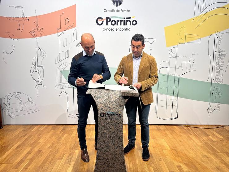 O presidente da Deputación de Pontevedra, Luís López, e o alcalde do Porriño, Alejandro Lorenzo, asinan un convenio. DEPUTACIÓN DE PONTEVEDRA / Europa Press