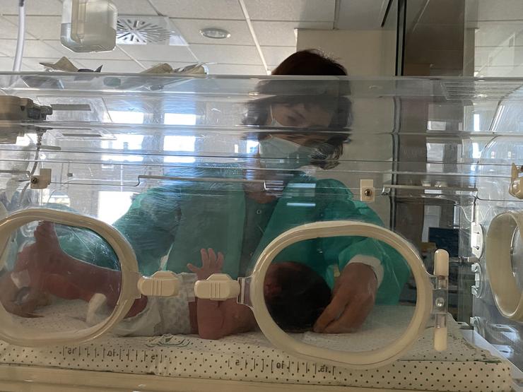 Unha profesional sanitaria atende a un bebé/ Europa Press