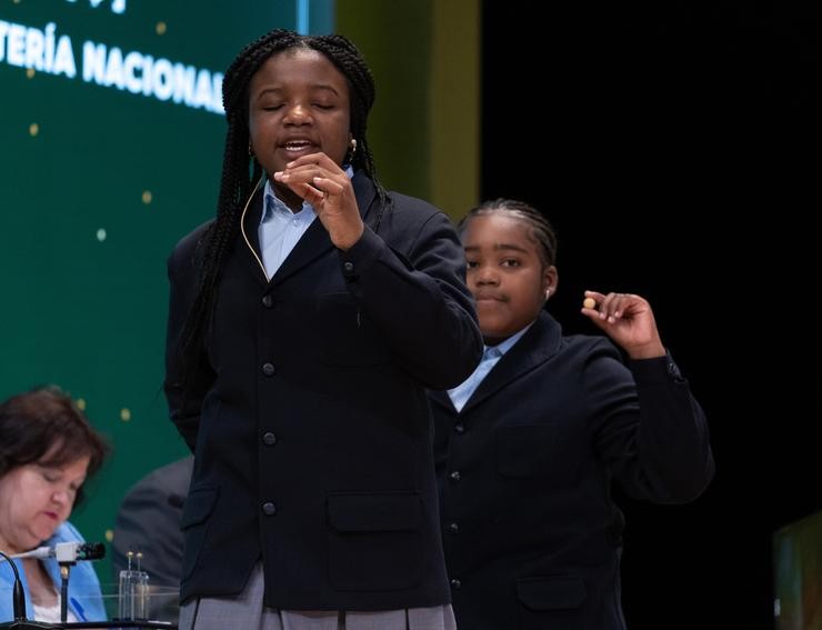 Yesica Paola Valencia Gómez (e) e Ainhoa Rosero Gómez (d) cantan un quinto premio, o número 92.023 