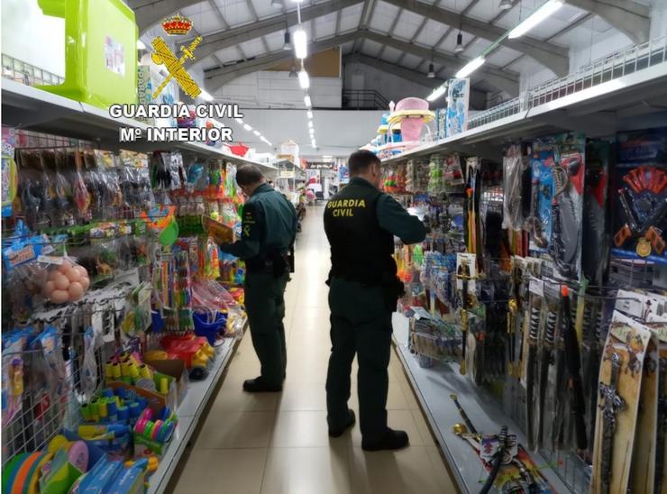 Axentes da Garda Civil inspeccionando a seguirdad dos xoguetes. GARDA CIVIL DE PONTEVEDRA / Europa Press