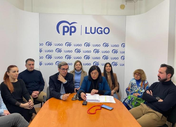 A portavoz do Grupo Popular, Elena Candia, xunto ao resto de integrantes do PP lucense, na rolda de prensa convocada para informar da presentación de dez emendas aos orzamentos municipais de 2024. En Lugo, a 22 de decembro de 2023. / Europa Press