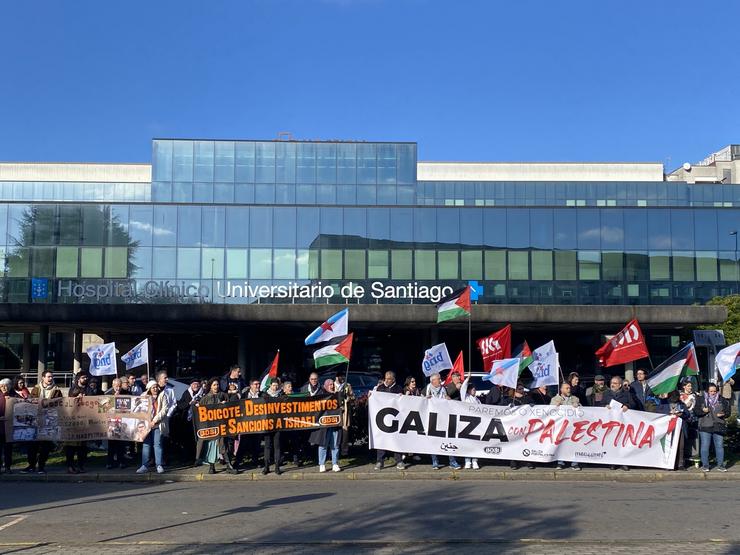 Sanitarios e asociacións en defensa de Palestina concéntranse fronte ao Hospital Clínico de Santiago de Compostela. / Europa Press