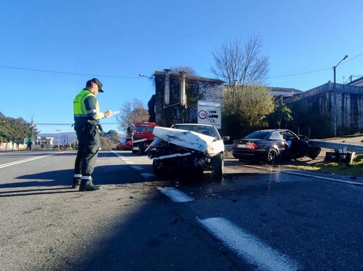 Colisión entre dous vehículos en Coles. GARDA CIVIL DE OURENSE