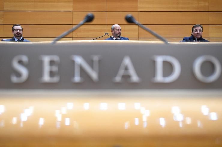 O vicepresidente primeiro da Mesa do Senado, Javier Maroto; o presidente do Senado, Pedro Rollán e o vicepresidente segundo do Senado, Guillermo Fernández Vara, durante un pleno no Senado 