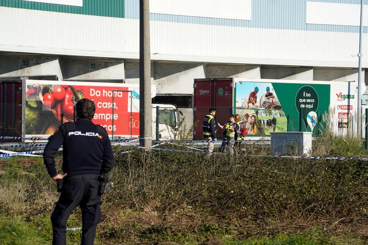 Axentes da Policía Nacional no lugar onde faleceu un home por un disparo na Coruña /  M. Dylan - Europa Press