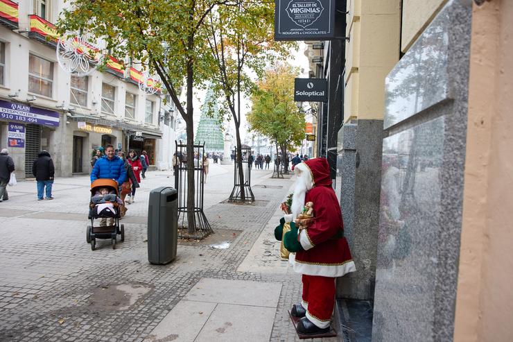 Un boneco de Papa Noel na entrada dunha tenda nas inmediacións da remodelada Porta do Sol / Jesús Hellín - Europa Press 