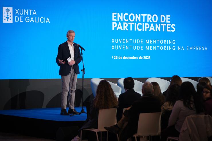 O presidente da Xunta, Alfonso Rueda, intervén no encontro con participantes dos programas 
