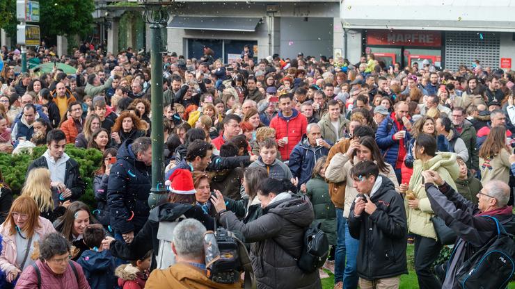 Varias persoas celebran con uvas en Vilagarcía de Arousa./ César Arxina - Europa Press - Arquivo / Europa Press