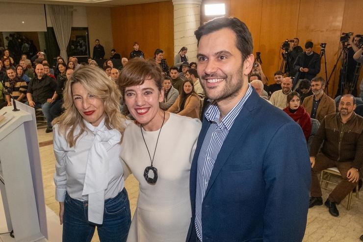 (I-D) A líder de Sumar, Yolanda Díaz; a candidata para a Presidencia da Xunta de Galicia, Marta Lois e o portavoz da comisión promotora de Sumar Galicia, Paulo Carlos López, pousan durante a presentación da candidatura de Sumar Galicia 