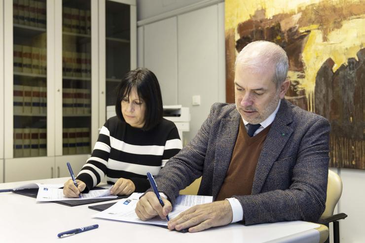 Firma do convenio de colaboración entre o Concello da Coruña e Deputación sobre o Teatro Colón. ANDY PÉREZ / Europa Press