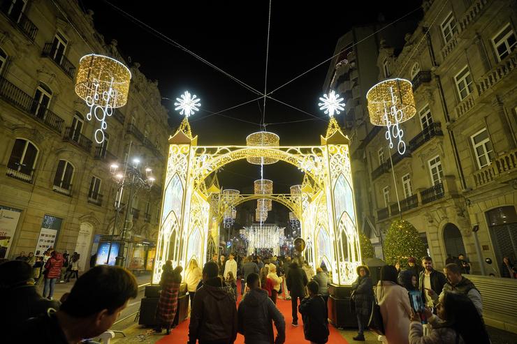 Decenas de persoas asisten ao aceso das luces de Nadal 2023 en Porta do Sol, a 24 de novembro de 2023, en Vigo, Pontevedra. Javier Vázquez - Europa Press 
