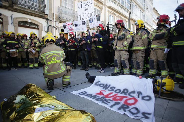 Decenas de bombeiros dos parques comarcais de Galicia durante a protesta por unha mellora das condicións laborais, fronte á Deputación de Lugo, a 31 de outubro de 2023, en Lugo / Carlos Castro - Arquivo