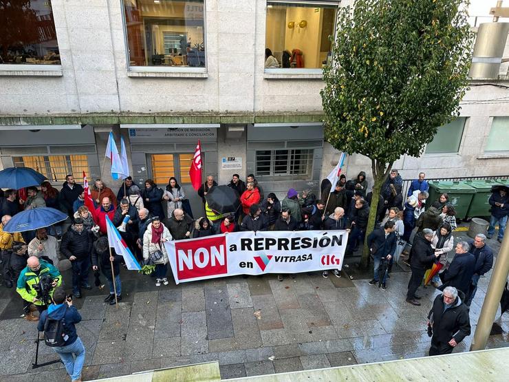 Concentración ante o SMAC de Vigo en solidariedade cos traballadores de Vitrasa sancionados e expedientados, a 4 de decembro de 2023.. CIG VIGO / Europa Press