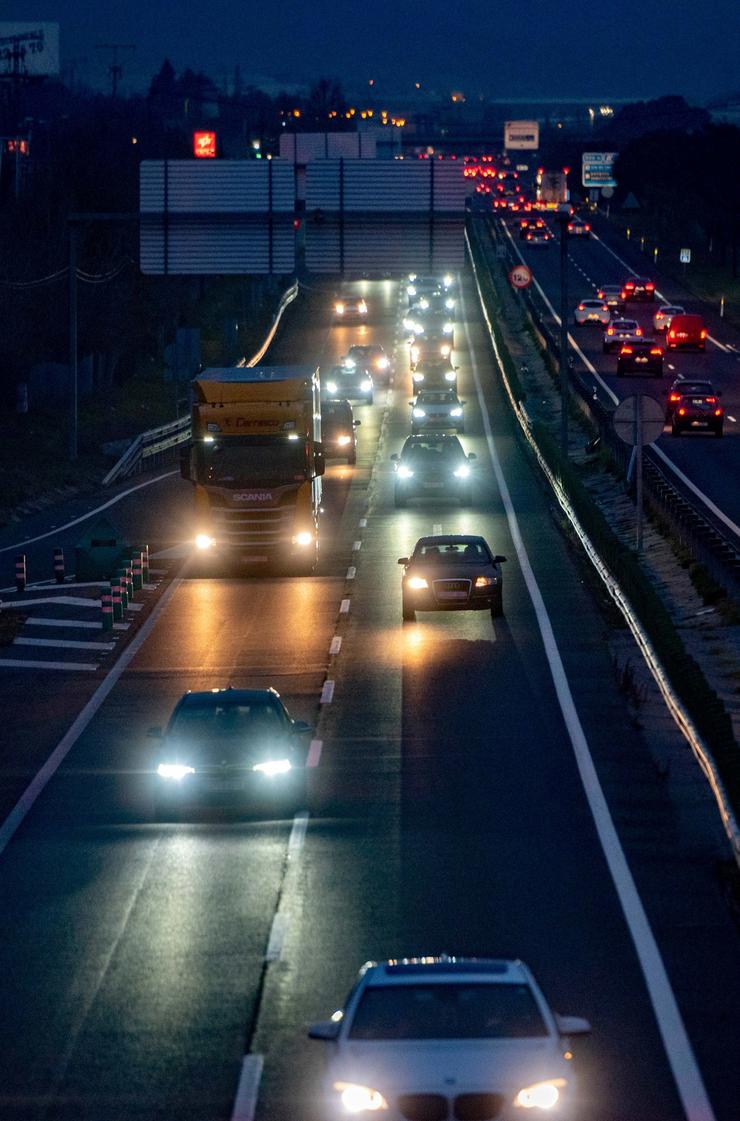 Arquivo - Tráfico na estrada A-1 ao seu paso polo quilómetro 30, a 7 de decembro de 2021, en Madrid, (España). A Dirección Xeral de Tráfico pediu que as persoas que estean de viaxe durante esta Ponte da Constitución adianten o retorno a. Alberto Ortega - Europa Press - Arquivo 