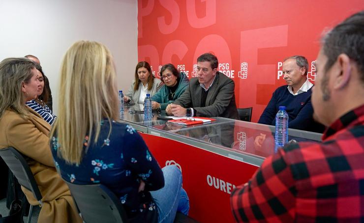 O candidato socialista á Presidencia da Xunta, José Ramón Gómez Besteiro, nun acto con regadores da Limia en Ourense. PSDEG / Europa Press