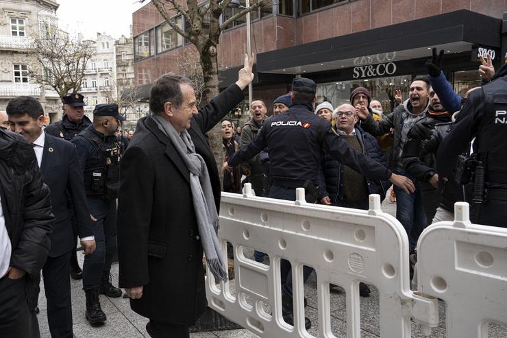 Abel Caballero encárase con traballadores de Vitrasa á saída do acto con motivo do Día da Constitución, a 5 de decembro de 2023.. ADRIAN IRAGO / Europa Press