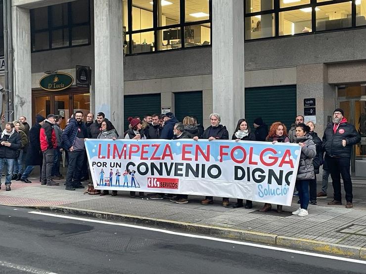 Traballadores do sector da limpeza en Lugo protestan ás portas do Parlamento de Galicia. Santiago de Compostela.