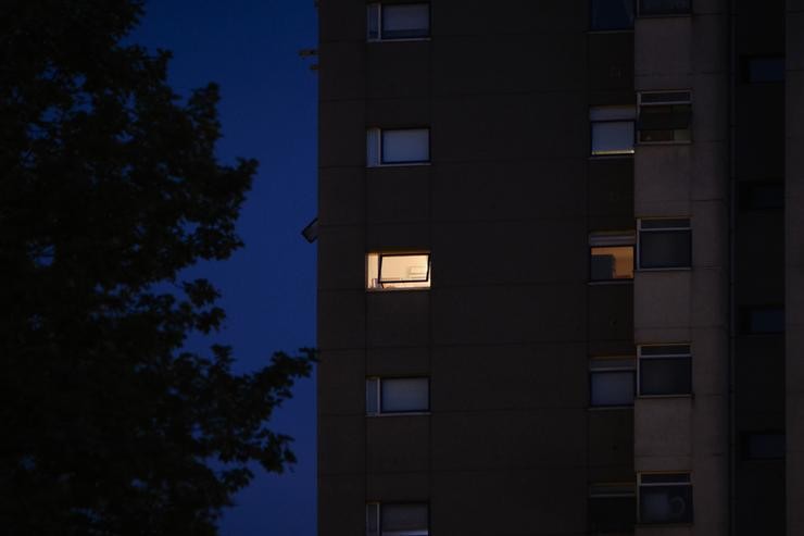 Unha xanela cunha luz acesa nun edificio, a 18 de abril de 2023, en Ourense 