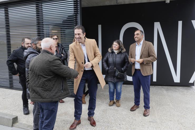 O conselleiro do Mar, Alfonso Villares, visita a lonxa de Campelo, en Poio 