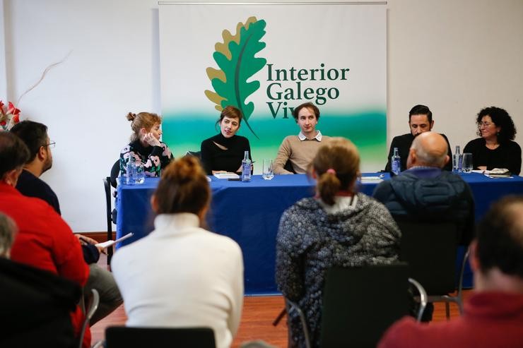 A portavoz de Sumar no Congreso, Marta Lois (2i), agarraches ao acto 