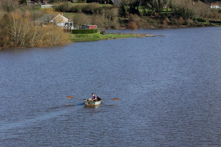 Un batuxo, embarcación tradicional do río Miño, asuca as augas do río Miño tras a crecida, a 2 de xaneiro de 2023, en Portomarín, Lugo, Galicia (España).. Carlos Castro - Europa Press / Europa Press