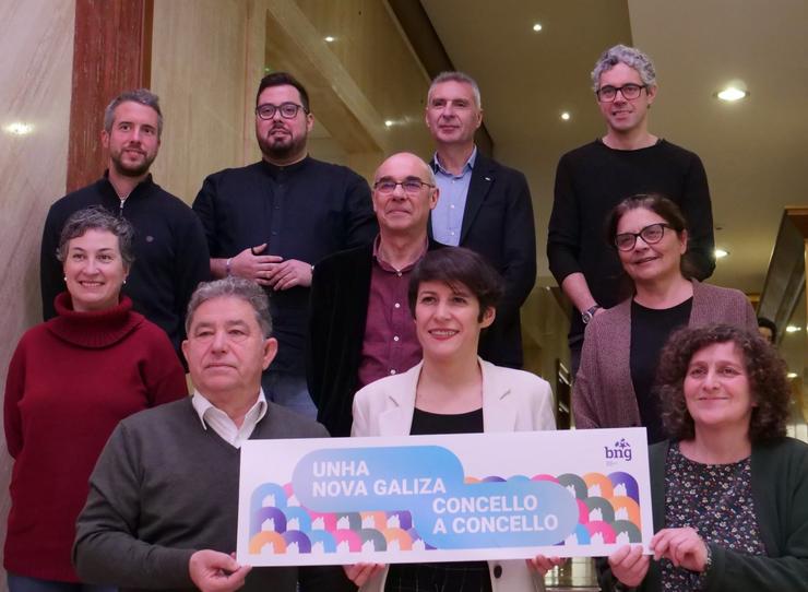 Foto de Ana Pontón, portavoz nacional do BNG, xunto aos candidatos das sete cidades galegas e as dúas responsables da área de municipal da Executiva do BNG / BNG