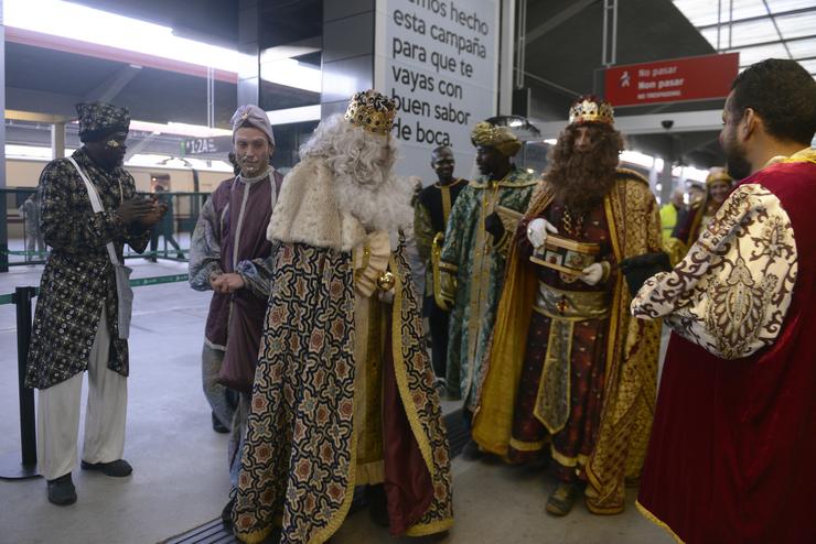 Os Reis Magos á súa chegada á estación de tren durante a cabalgata de Reis de Ourense este 2023 