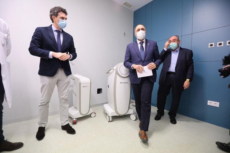 O conselleiro de Sanidade, Julio García Comesaña, visita o Hospital Lucus Augusti (Lugo) para presentar o seu novo equipo de braquiterapia / XUNTA DE GALICIA