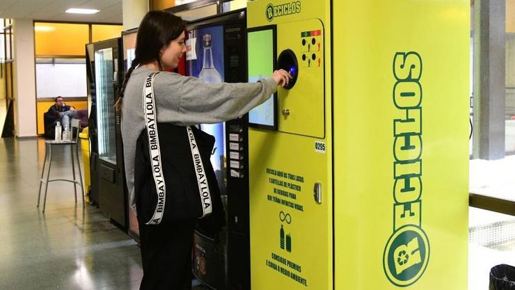 Os universitarios da USC poderán obter recompensas por reciclar latas e botellas de plástico. SANTI ALVITE-USC / Europa Press
