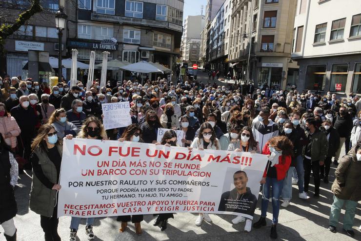 Varios familiares e achegados das vítimas nunha manifestación en Marín 