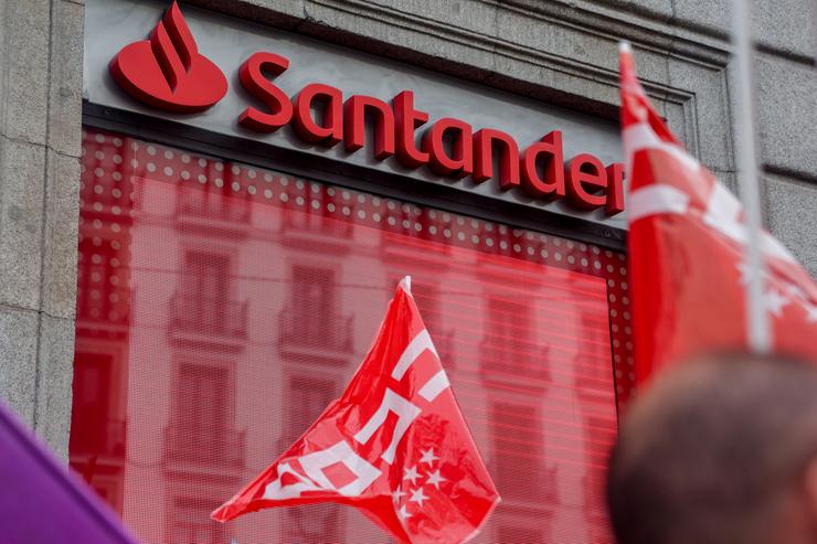 Oficina do Banco Santander fronte á que se concentran empregados do sector financeiro / Ricardo Rubio - Europa Press 