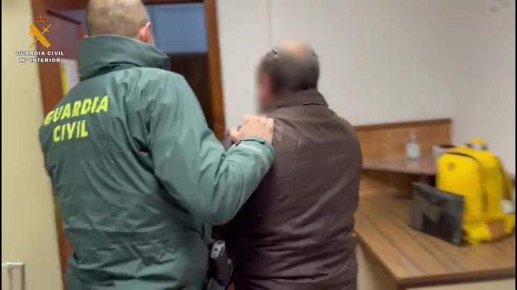 A Garda Civil cun detido nun cuartel / GARDA CIVIL