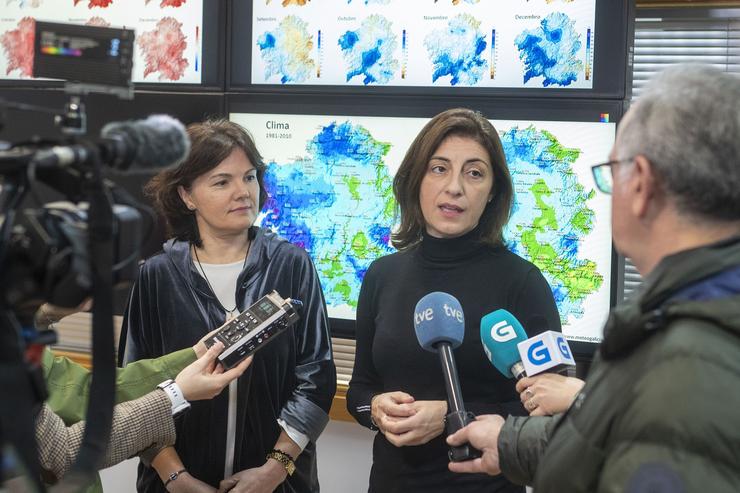 A conselleira de Medio Ambiente Anxos Vázquez, e a meteoróloga María Souto presentan o balance climatolóxico de 2022. CONCHI PAZ / Europa Press