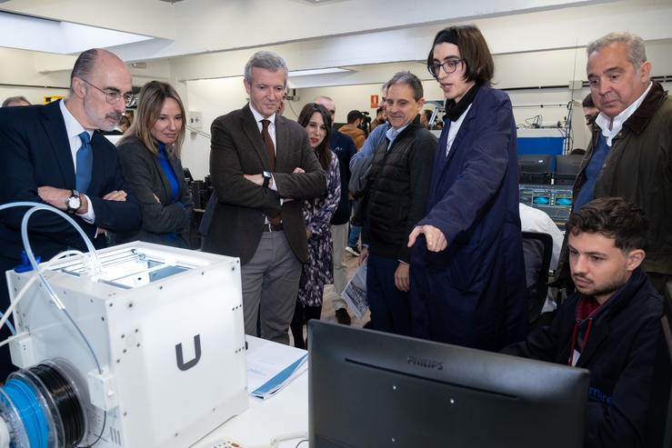 O presidente da Xunta, Alfonso Rueda, acompañado polo presidente do Porto de Vigo, Jesús Vázquez Almuiña, este venres / DAVID CABEZÓN-XUNTA 