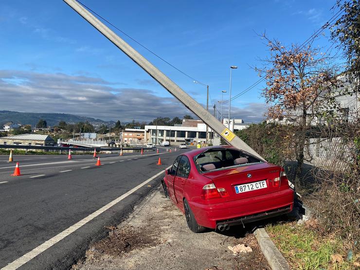 Foto de arquivo dun accidente ao tombar un coche poste do tendido eléctrico 